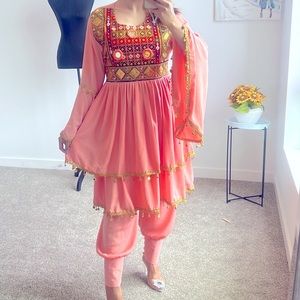 COPY - Dress with soft crepe fabric in pale pink color and elegant Indian lace